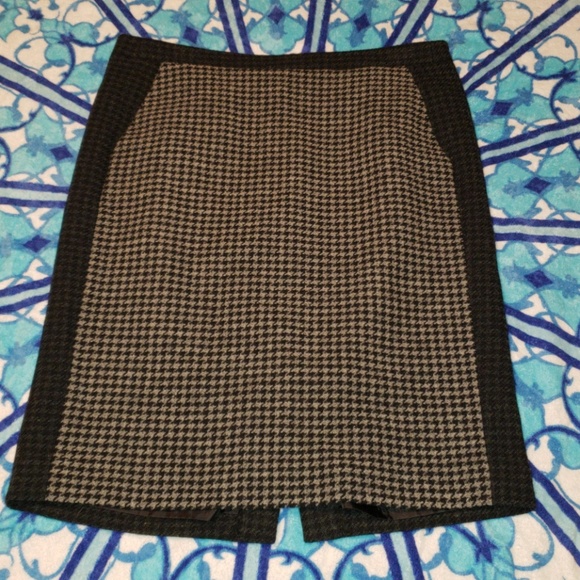 3/$20 JCrew Gray & Black Houndstooth Pencil Skirt - Picture 1 of 4